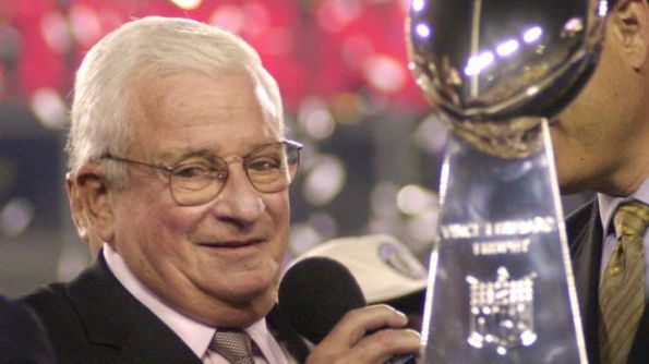 Art Modell remporte son seul <a href='/superbowl'>Super Bowl</a> en 2000
