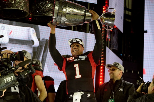 Henry Burris soulève la Coupe Grey