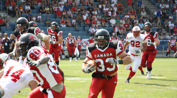 Walters, le <span class='glossary'><a href='/glossaire#running-back-rb'>RB</a><span class='explanation'><b>Running Back (RB)</b><br/>Terme g�n�rique qui englobe les HB et les <span class='glossary'><a href='/glossaire#fullback-fb'>FB</a><span class='explanation'><b>Fullback (FB)</b><br/>coureur puissant et polyvalent. Il joue le r�le de bloqueur, de receveur et de bulldozer balle en main. Constitue avec les halfbacks (HB), les running backs (RB).</span></span>.</span></span> canadien 