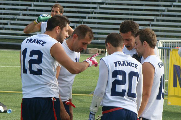 Guillaume Molinier ( g.) dans le huddle franais