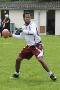 Le <span class='glossary'><a href='/glossaire#quarterback'>quarterback</a><span class='explanation'><b>Quarterback</b><br/>c'est le stratge de l'quipe. Il dcide des tactiques avec ses coachs. Il est charg de transmettre la balle  ses coureurs et de distiller les passes  ses receveurs.</span></span> Jessy Randria