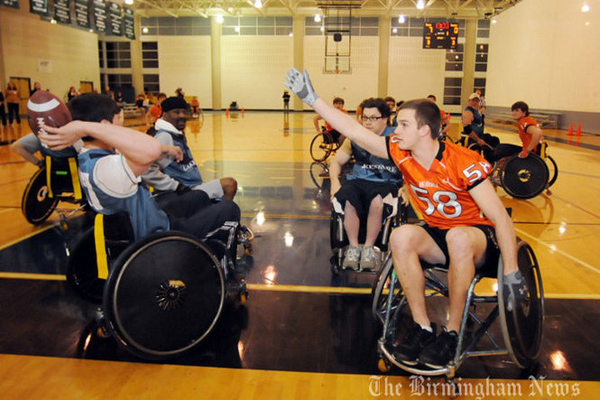 Les footballeurs de Hoover High School affrontent souvent l'quipe de Wheelchair Football de la fondation Lakeshore
