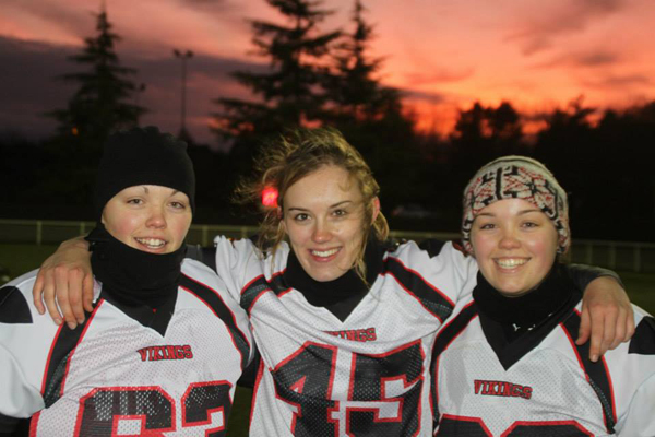 Les filles rejoignent l'quipe de flag et prennent plaisir dans cette nouvelle pratique du Sport US.