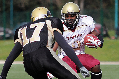 Lamar Lewis, le nouveau <span class='glossary'><a href='/glossaire#running-back-rb'>RB</a><span class='explanation'><b>Running Back (RB)</b><br/>Terme gnrique qui englobe les HB et les <span class='glossary'><a href='/glossaire#fullback-fb'>FB</a><span class='explanation'><b>Fullback (FB)</b><br/>coureur puissant et polyvalent. Il joue le rle de bloqueur, de receveur et de bulldozer balle en main. Constitue avec les halfbacks (HB), les running backs (RB).</span></span>.</span></span> des Templiers en action