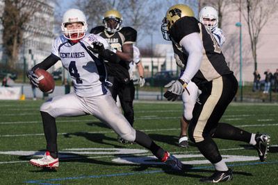 Le <span class='glossary'><a href='/glossaire#quarterback'>QB</a><span class='explanation'><b>Quarterback</b><br/>c'est le stratge de l'quipe. Il dcide des tactiques avec ses coachs. Il est charg de transmettre la balle  ses coureurs et de distiller les passes  ses receveurs.</span></span> des Centaures Charles Antoine Sinotte