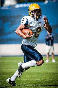 Le <span class='glossary'><a href='/glossaire#quarterback'>QB</a><span class='explanation'><b>Quarterback</b><br/>c'est le stratge de l'quipe. Il dcide des tactiques avec ses coachs. Il est charg de transmettre la balle  ses coureurs et de distiller les passes  ses receveurs.</span></span> Samuel Frasco