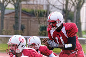 Le <span class='glossary'><a href='/glossaire#quarterback'>quarterback</a><span class='explanation'><b>Quarterback</b><br/>c'est le stratge de l'quipe. Il dcide des tactiques avec ses coachs. Il est charg de transmettre la balle  ses coureurs et de distiller les passes  ses receveurs.</span></span> Herbert Bynes