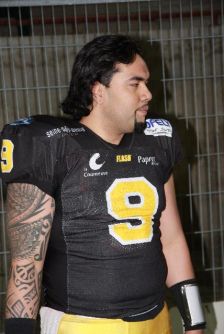 Lyle Moevao, un <span class='glossary'><a href='/glossaire#quarterback'>QB</a><span class='explanation'><b>Quarterback</b><br/>c'est le stratge de l'quipe. Il dcide des tactiques avec ses coachs. Il est charg de transmettre la balle  ses coureurs et de distiller les passes  ses receveurs.</span></span> attachant