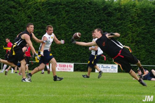 Pierre dfend acrobatiquement un ballon spartiate!