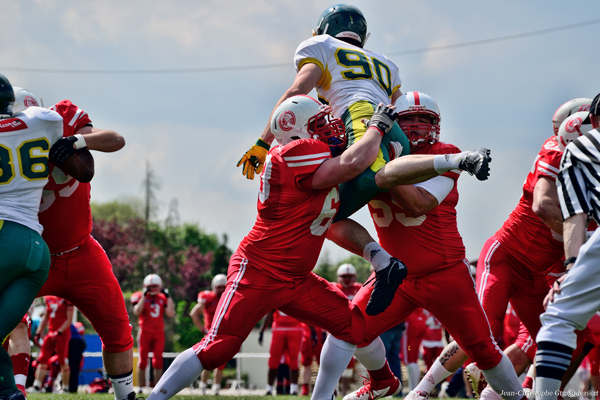 Tentative de contre d'un <span class='glossary'><a href='/glossaire#field-goal-fg'>field goal</a><span class='explanation'><b>Field Goal (FG)</b><br/>coup de pied  3 points effectu le plus souvent en 4me tentative quand l'attaque a t bloque. Il est jou depuis l'endroit o la dernire action c'est acheve. En cas de russite c'est 3 points et engagement. En cas d'chec, la possession change de camp mais il y a deux possibilits : avant le <span class='glossary'><a href='/glossaire#snap'>snap</a><span class='explanation'><b>Snap</b><br/>signal de dpart de l'action, quand le centre transmet la balle au QB.</span></span>, la balle tait  l'intrieur des 20 yards, on replacera alors la balle sur la ligne des 20 yards ou elle tait place au-del des 20 yards, on la replacera au mme endroit.</span></span> d'Arnaud Renou