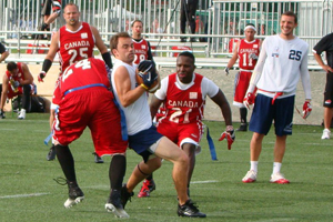 Thibault Caudelle tente de percer la dfense du Canada
