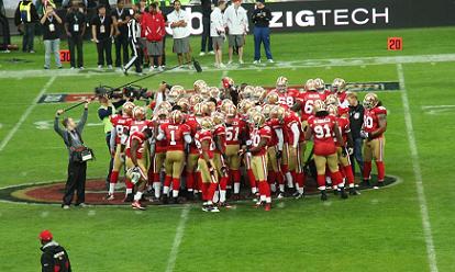 Le huddle de fin d'entraiment pour les 49ers