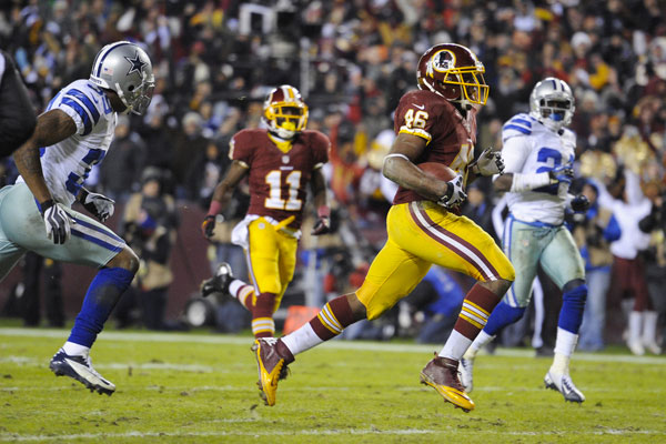 Alfred Morris marque un TD devant Brandon Carr