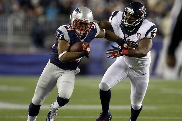 Shane Vereen (3 TD) à la lutte avec Bradie James