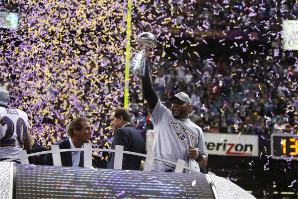 Ray Lewis sur le podium avec le Lombardi Trophy