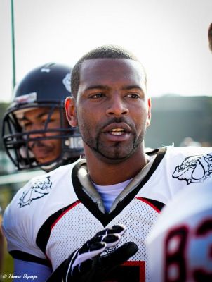 Nathaniel Samas, nouveau <span class='glossary'><a href='/glossaire#quarterback'>QB</a><span class='explanation'><b>Quarterback</b><br/>c'est le stratge de l'quipe. Il dcide des tactiques avec ses coachs. Il est charg de transmettre la balle  ses coureurs et de distiller les passes  ses receveurs.</span></span> des Molosses