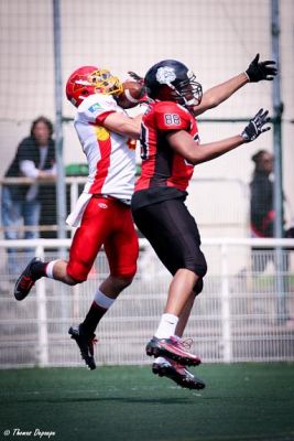 Ayrton Bates intercepte le cuir