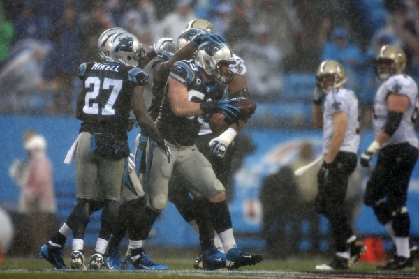 Luke Kuechly douche les espoir