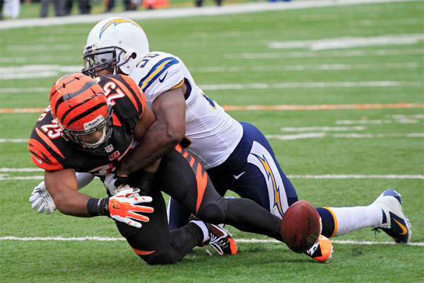 Giovani Bernard perd le fumble sur la plaquage de Donald Butler