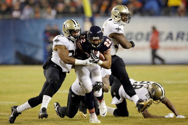 Matt Forte tente de passer en force