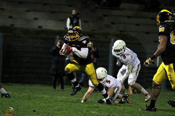 Shaw chappe aux dfenseurs niois pour son deuxime TD du match.