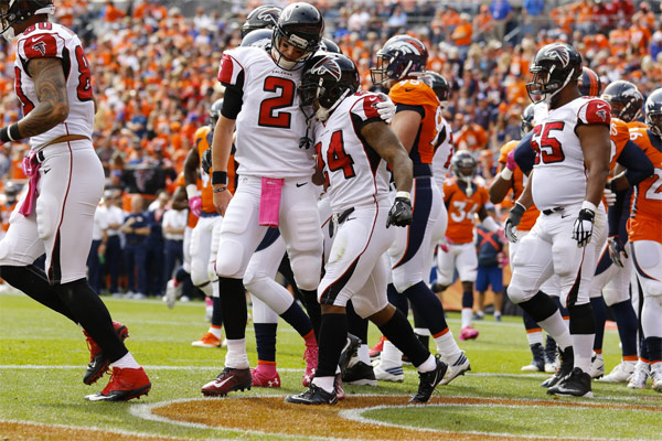 Matt Ryan félicite Devonta Freeman après son TD