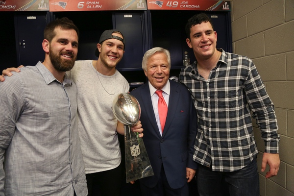 Robert Kraft et le trophe Lombardi