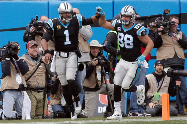 Cam Newton et Greg Olsen célèbrent leur premier TD cette saison
