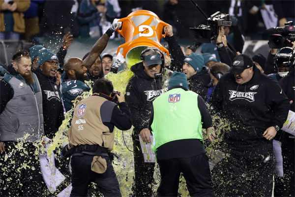 Doug Pederson reçoit la douche du vainqueur. Ses Eagles vont au Super Bowl !