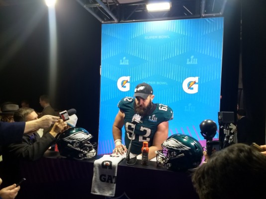 C'est un Jason Kelce trs mu qui a rpondu aux questions des journalistes