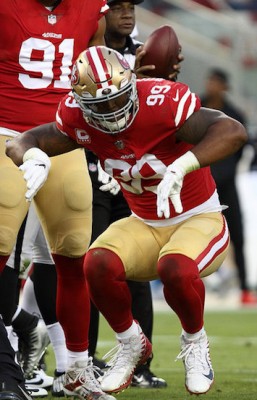 DeForest Buckner clbre un sack