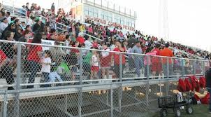 la foule se masse dans les tribunes avant un match High School