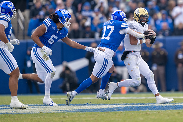 Le <span class='glossary'><a href='/glossaire#sack'>Sack</a><span class='explanation'><b>Sack</b><br/>plaquage du QB dernire la ligne de scrimmage (perte de terrain).</span></span> de Kelly !</span><span>