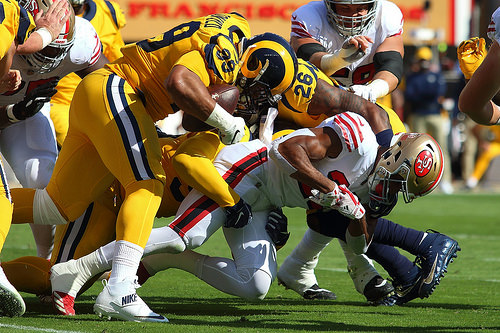 Aaron Donald chipe la balle  Matt Breida