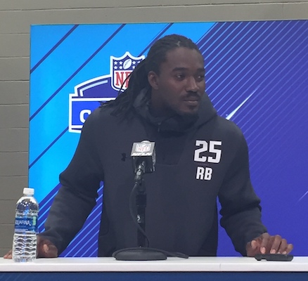 Bo Scarbrough (Alabama) rpond aux questions des journalistes lors du NFL Scouting Combine 2018