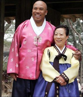 Hines Ward et sa m�re lors d'un voyage en Cor�e du Sud