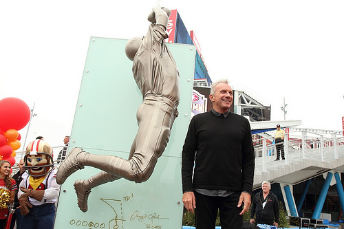 Joe Montana pose  ct de la statue de 