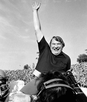 John Madden offre aux Raiders leur premier Super Bowl (XI), le seul de sa carrire. 