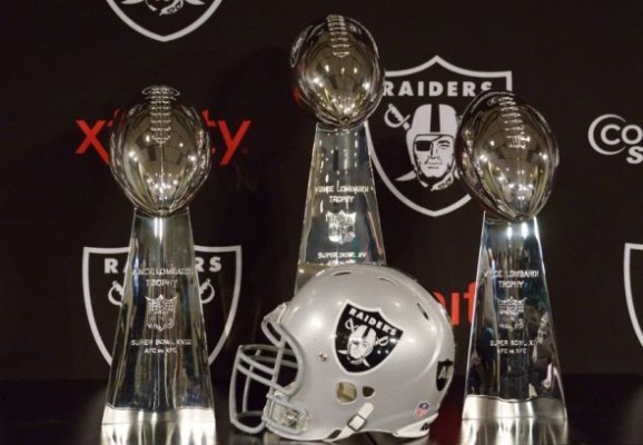 Les trois trophes Lombardi des Oakland Raiders.