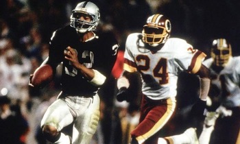 Marcus Allen s'envole pour une course folle de TD et 74 de ses 191 yards au Super Bowl XVIII.