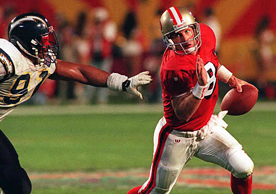 Steve Young chappe  Leslie O'Neal lors du Super Bowl XXIX au cours duquel il marque six TD.