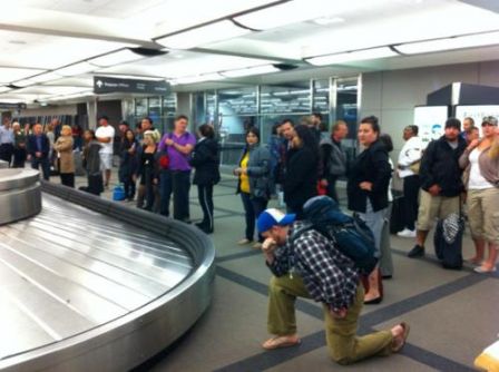 tebowing dans un aroport