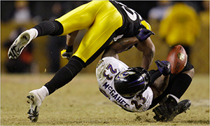 Willis McGahee envoy au sol par Ryan Clark