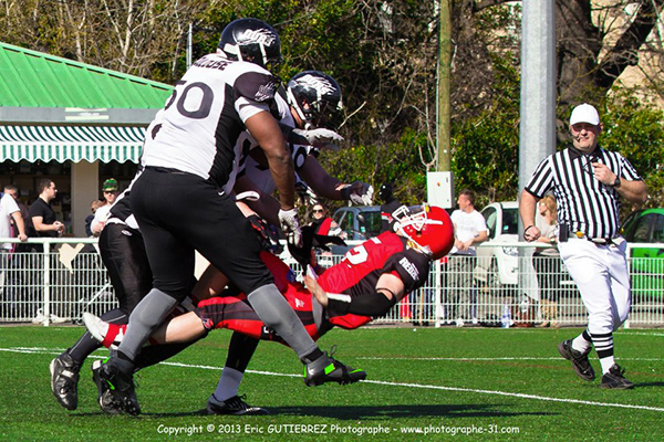 Zach Hoffman chatié par le D-Line des Ours
