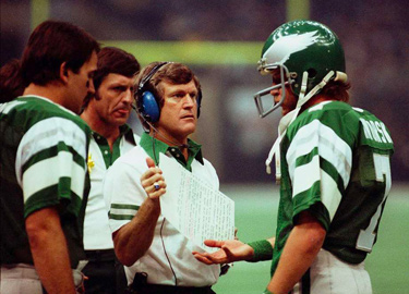 Dick Vermeil et son <span class='glossary'><a href='/glossaire#quarterback'>QB</a><span class='explanation'><b>Quarterback</b><br/>c'est le stratge de l'quipe. Il dcide des tactiques avec ses coachs. Il est charg de transmettre la balle  ses coureurs et de distiller les passes  ses receveurs.</span></span> Ron Jaworski