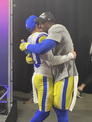 Eric Weddle dans les bras de Von Miller aprs la victoire des Los Angeles Rams au Super Bowl LVI