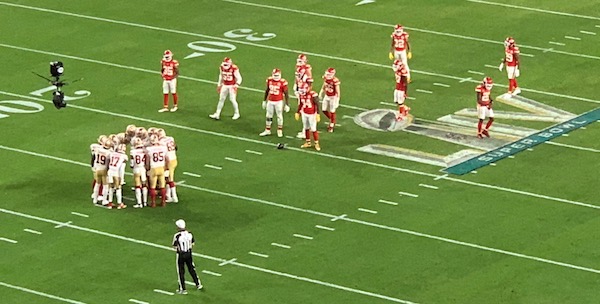 Les 49ers en huddle au Super Bowl LIV